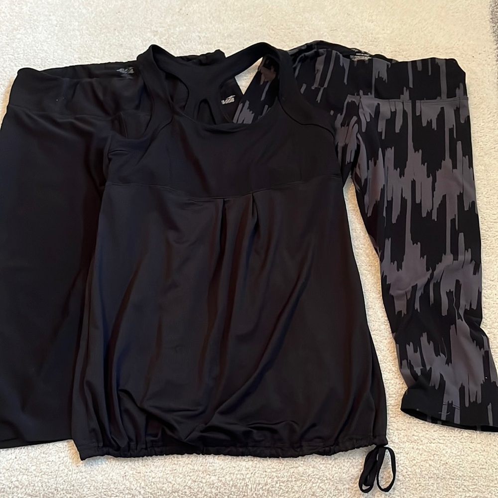 Women’s workout clothings 2 pair Capri leggings and top size medium